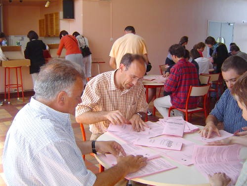 Opération pliage des programme avant le premier concert.